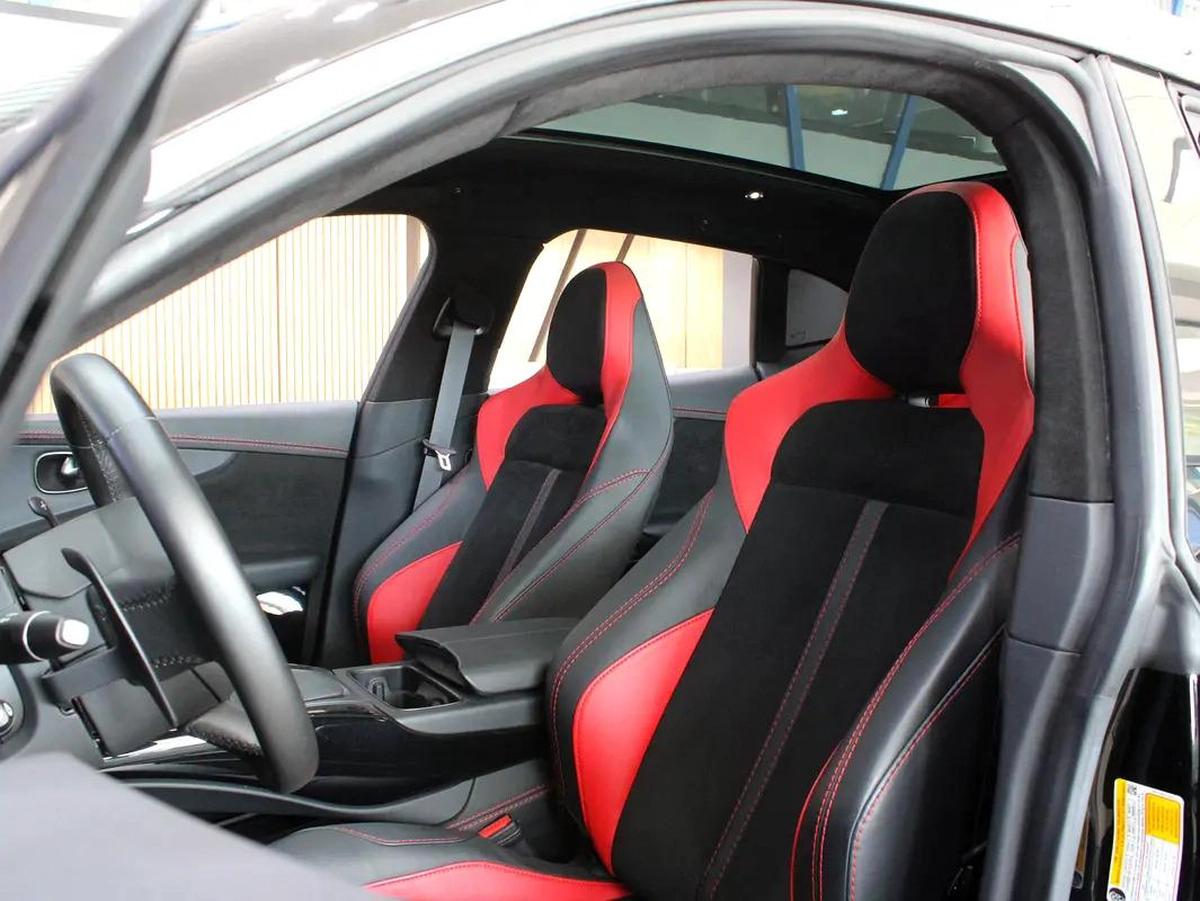 2022 - Aston Martin DBX 550 - Low mileage-16-16