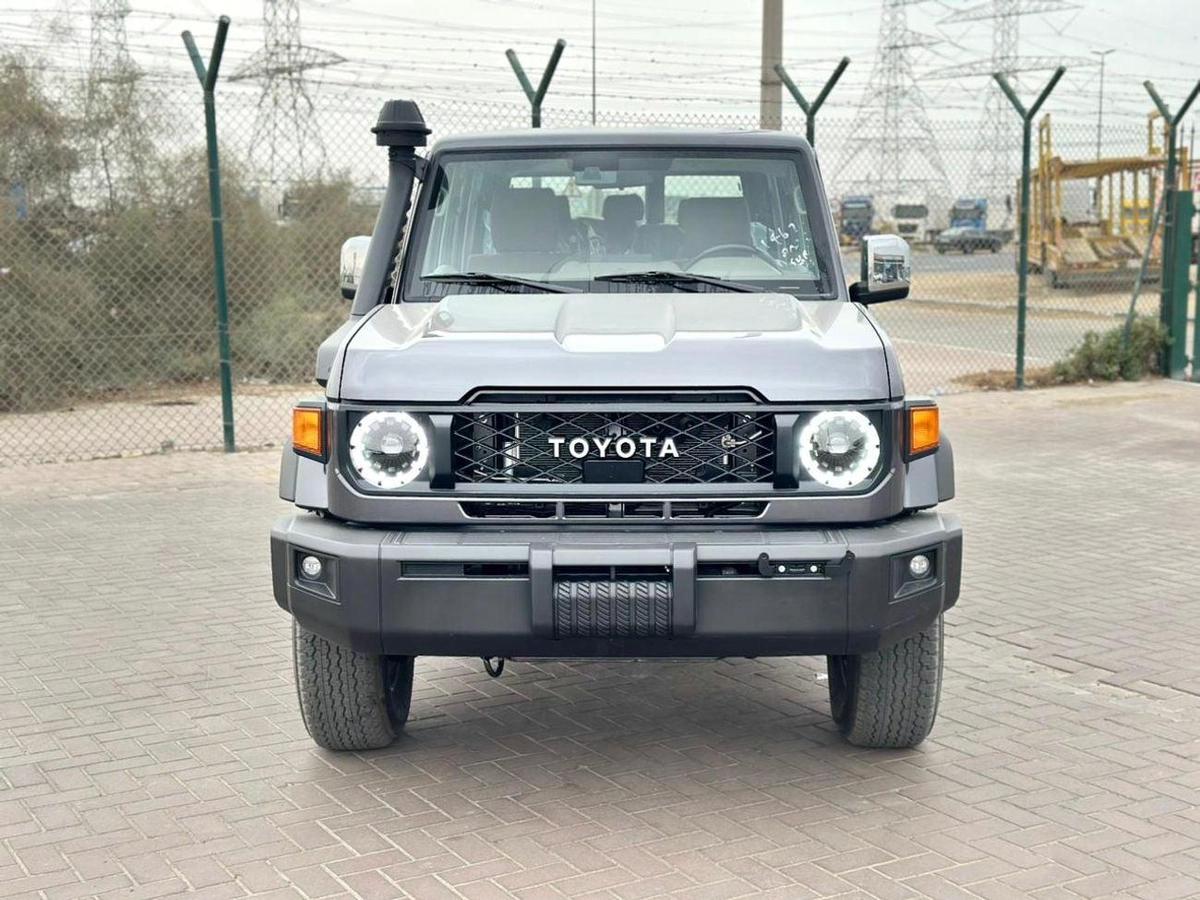 Toyota Land Cruiser 70 DX 4.0L A/T-0-0