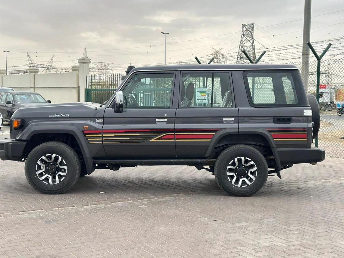 Toyota Land Cruiser 70 DX 4.0L A/T-2-2