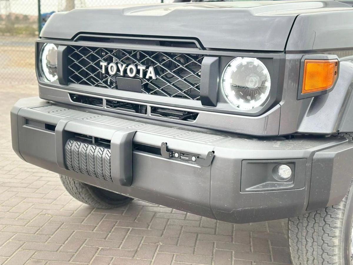 Toyota Land Cruiser 70 DX 4.0L A/T-4-4