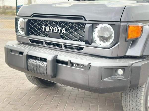 Toyota Land Cruiser 70 DX 4.0L A/T