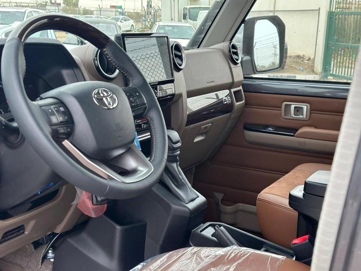 Toyota Land Cruiser 70 DX 4.0L A/T-5-5
