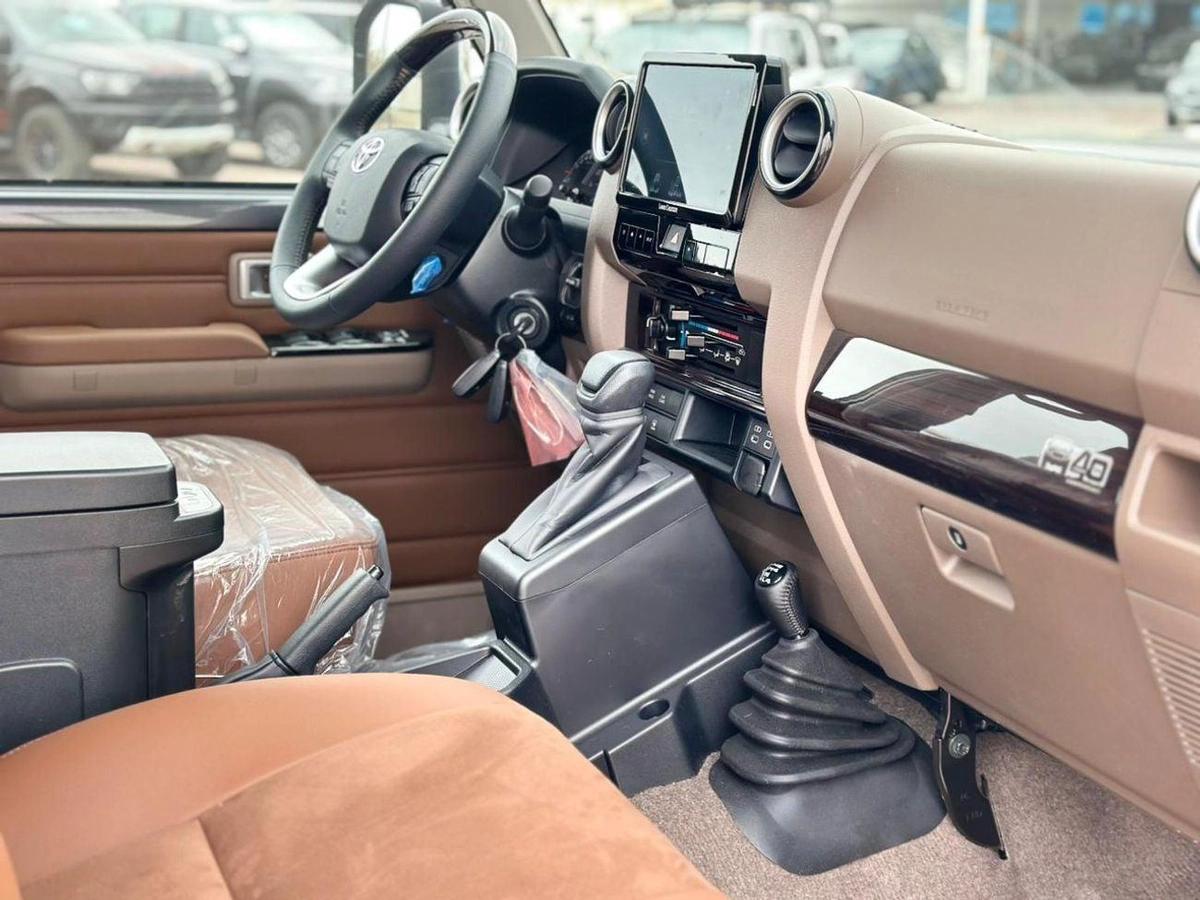 Toyota Land Cruiser 70 DX 4.0L A/T-6-6