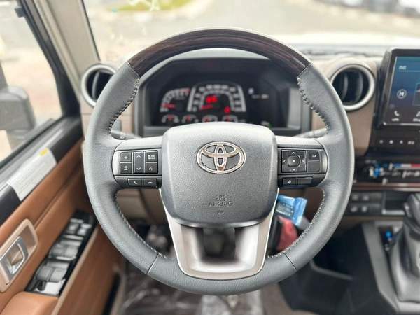 Toyota Land Cruiser 70 DX 4.0L A/T