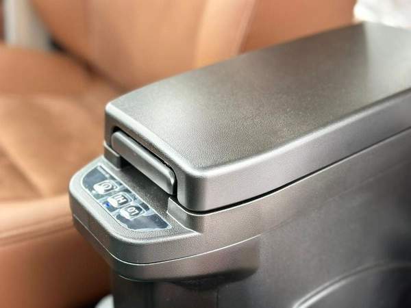 Toyota Land Cruiser 70 DX 4.0L A/T