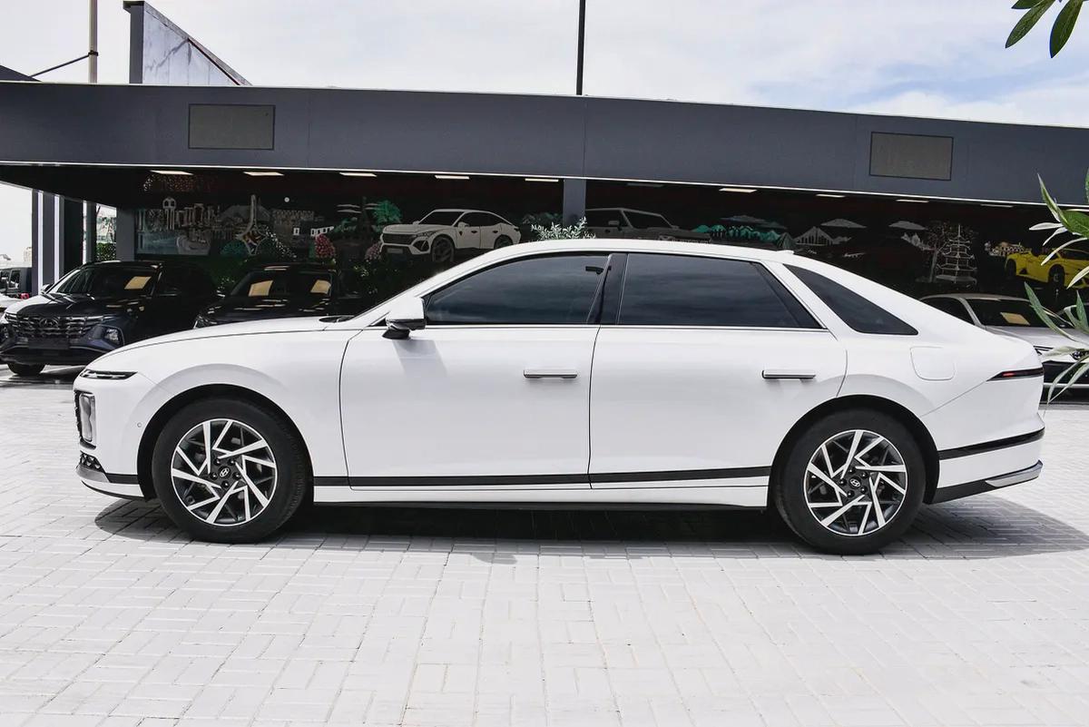 Hyundai Azera Hybrid 2025 | Korean Specs | Clean Title | 13K KM | White | هيونداي ازيرا هايبرد 2025-3-3