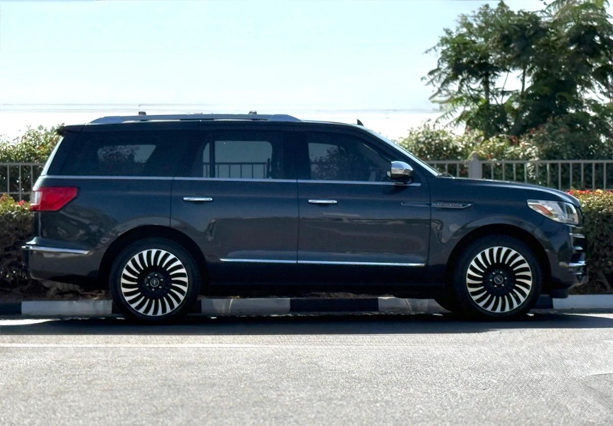 LINCOLN NAVIGATOR PRESIDENTIAL | GCC SPECS | KM: 90,000 | MODEL: 2021 | WARRANTY VALID TILL 9TH OCTOBER 2026 OR 100,000 KMS |-10-10