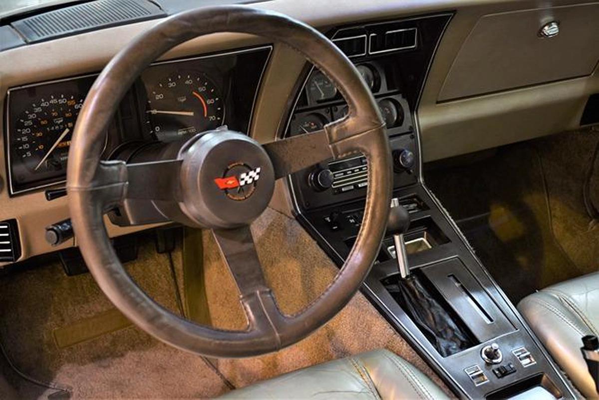 Chevrolet Corvette C3 ( COLLECTOR EDITION ) 1982 Model!! in Copper / Golden Color! American Specs-8-8