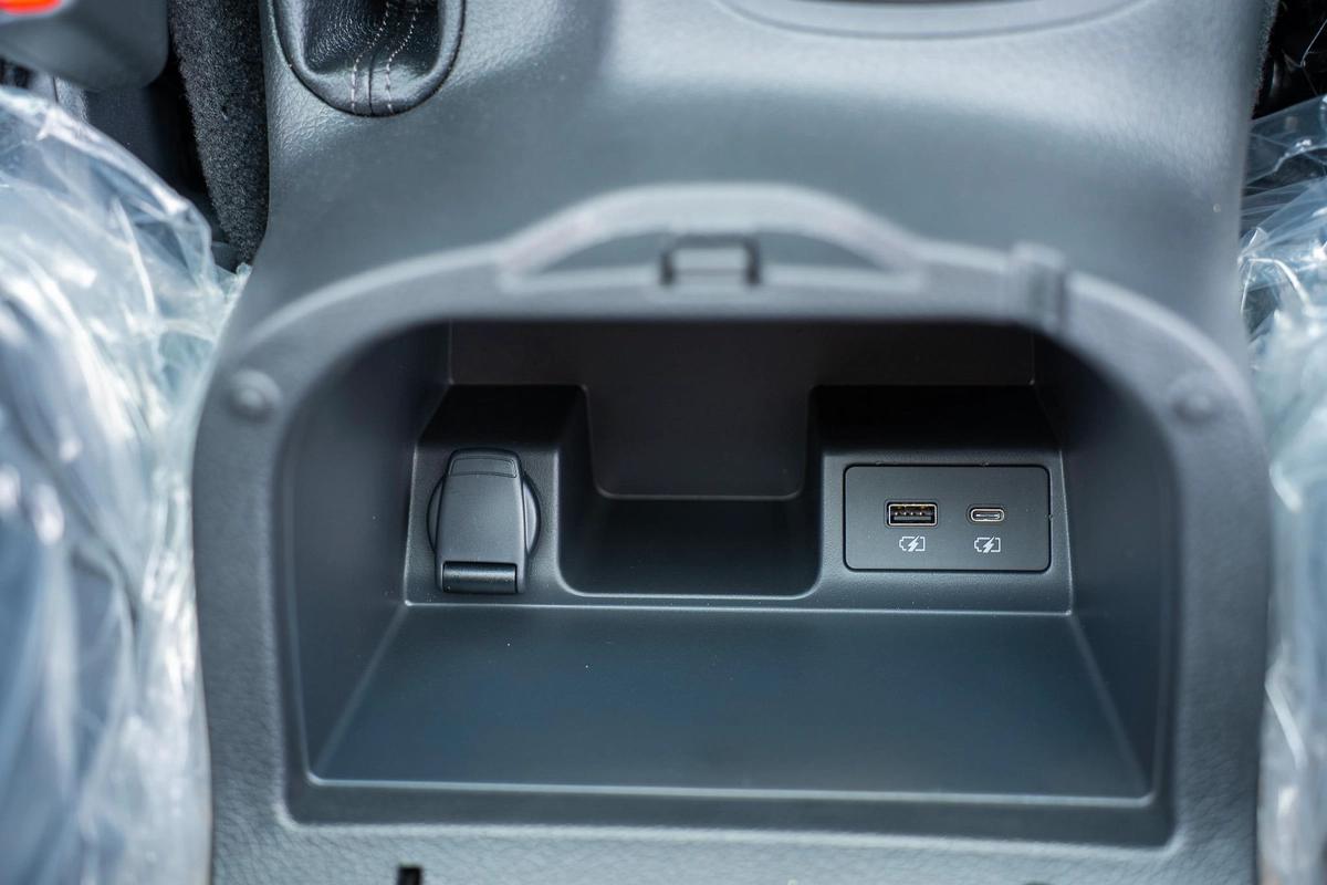 NISSAN NAVARA 2.5 DIESEL PRO4X 4X4 AT 2025-5-5