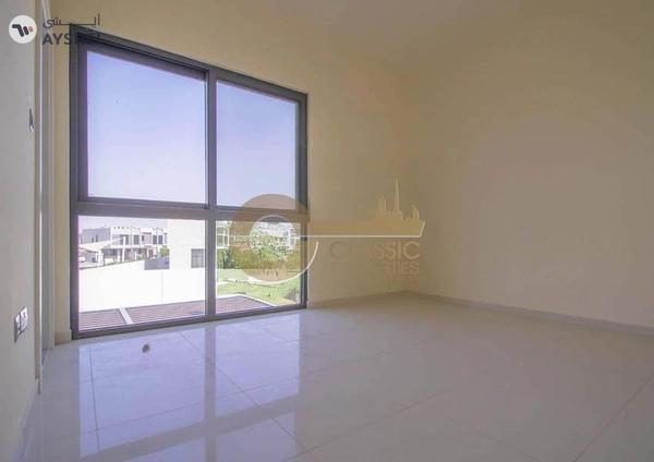 Elegant 3 Bed Corner Townhouse with Garden