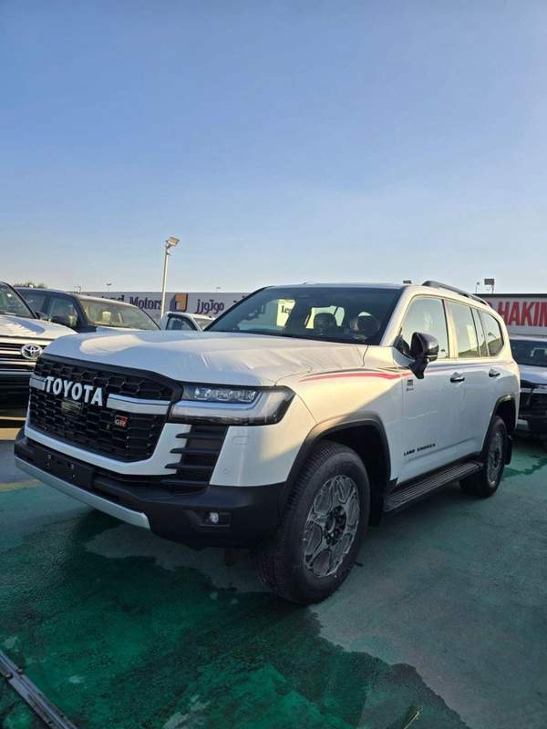 Toyota Land Cruiser 2025 Toyota Land Cruiser LC300 Hybrid 3.5 GR – Full Option – White / Red Interior