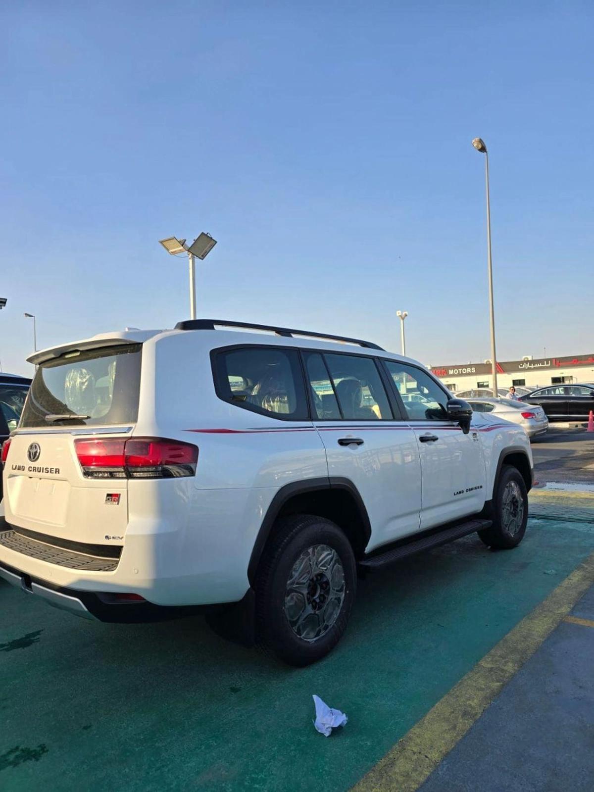 Toyota Land Cruiser 2025 Toyota Land Cruiser LC300 Hybrid 3.5 GR – Full Option – White / Red Interior-13-13