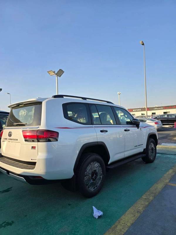 Toyota Land Cruiser 2025 Toyota Land Cruiser LC300 Hybrid 3.5 GR – Full Option – White / Red Interior