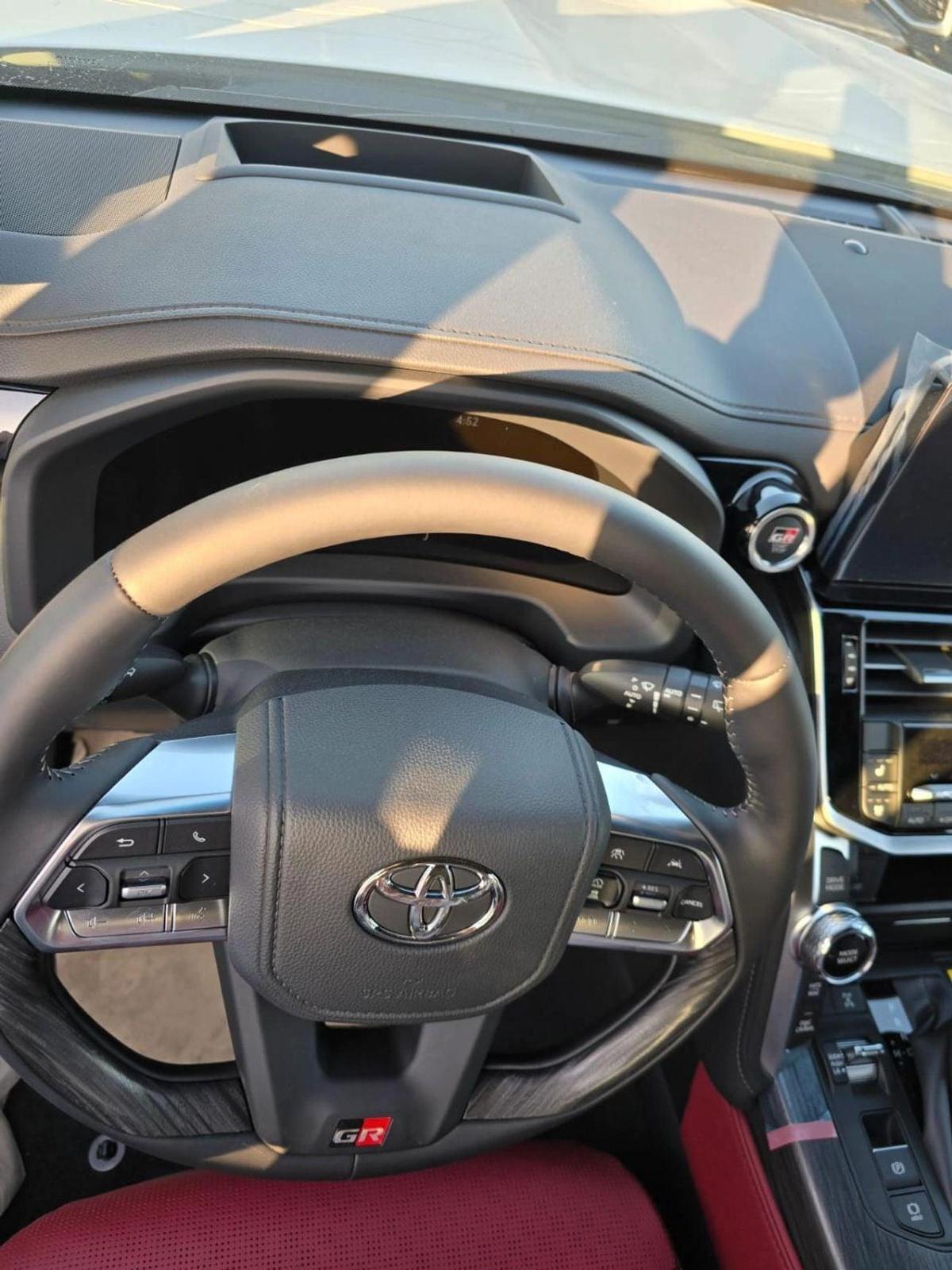 Toyota Land Cruiser 2025 Toyota Land Cruiser LC300 Hybrid 3.5 GR – Full Option – White / Red Interior-16-16