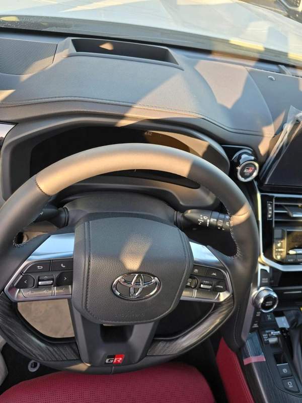 Toyota Land Cruiser 2025 Toyota Land Cruiser LC300 Hybrid 3.5 GR – Full Option – White / Red Interior