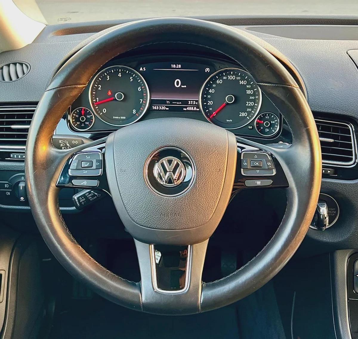 VOLKSWAGEN TOUAREG 2018 V6 FULL SERVICE HISTORY GCC SPEC-14-14