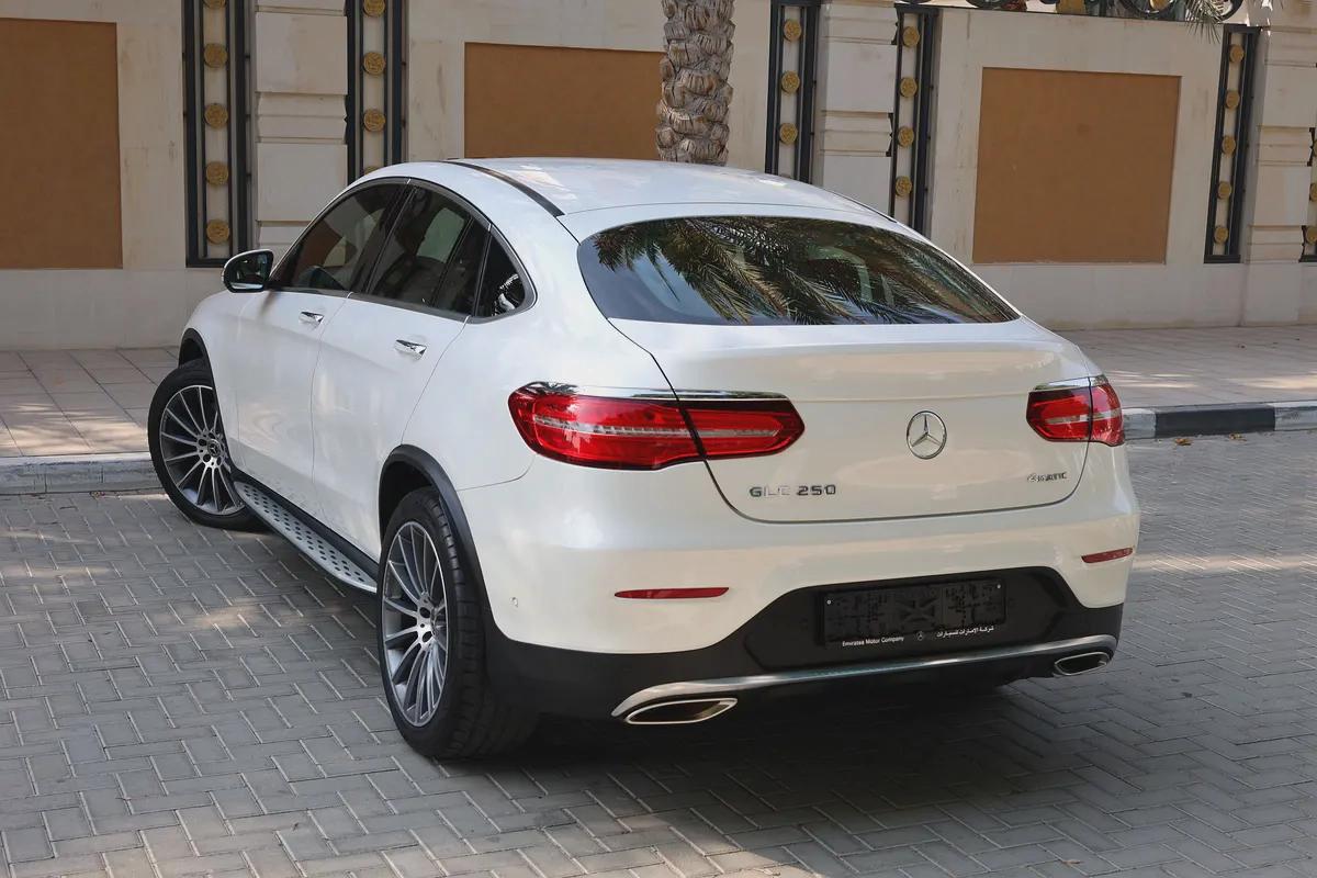 GLC250 COUPE AMG - GCC SPECS - FULL SERVICE HISTORY - ACCIDENT FREE - EXCELENT CONDITION --4-4