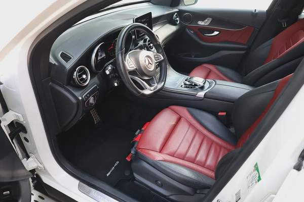 GLC250 COUPE AMG - GCC SPECS - FULL SERVICE HISTORY - ACCIDENT FREE - EXCELENT CONDITION -