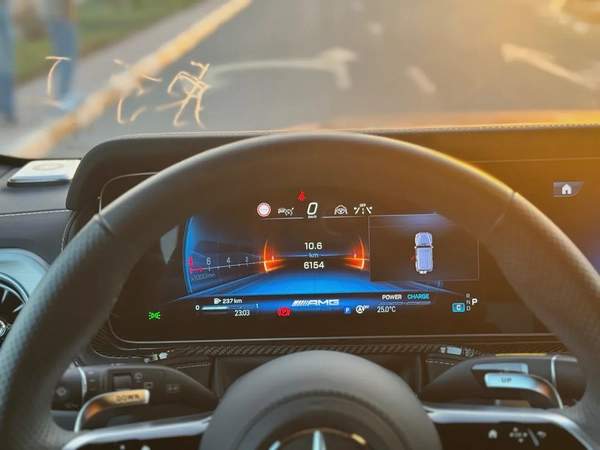 2025 - MERCEDES BENZ G63 - SUPER CLEAN - LIKE NEW - ONLY 6,000 KM