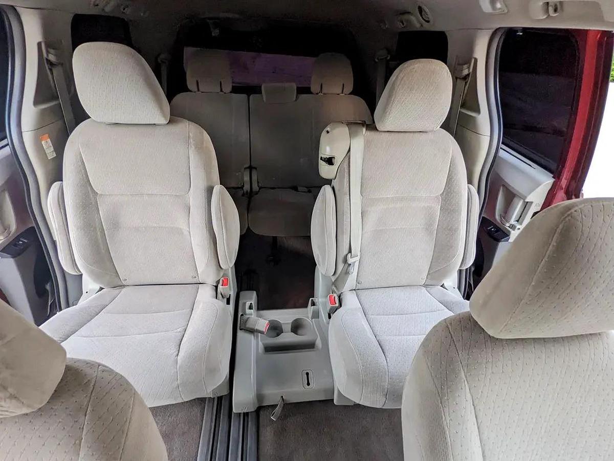 Toyota Sienna 2015 Mid Option With Navigation In Perfect Condition 7 Seater Flawless Family Van-1-1