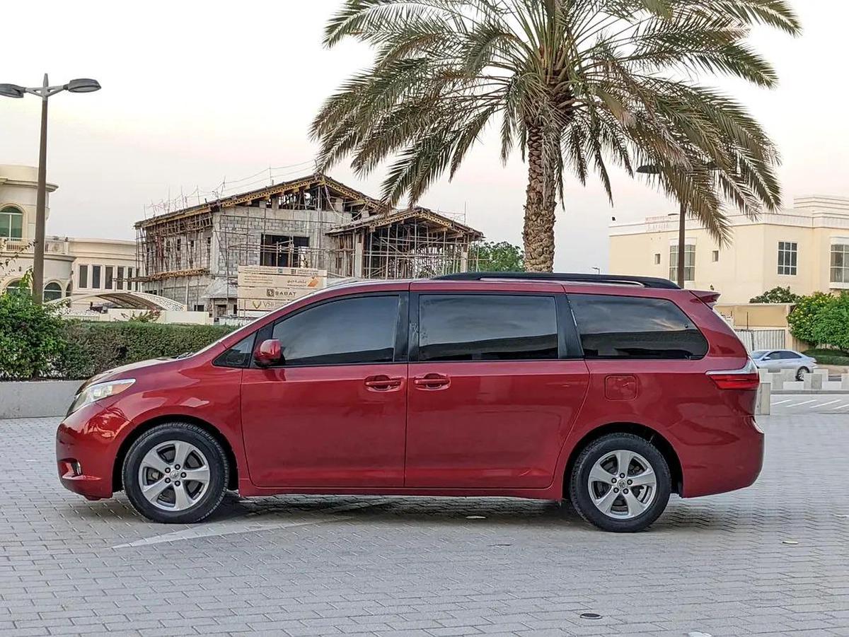 Toyota Sienna 2015 Mid Option With Navigation In Perfect Condition 7 Seater Flawless Family Van-12-12