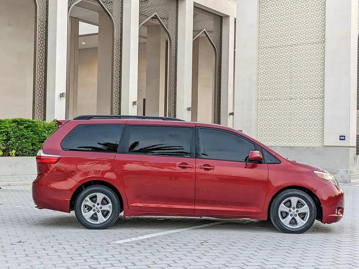 Toyota Sienna 2015 Mid Option With Navigation In Perfect Condition 7 Seater Flawless Family Van-15-15