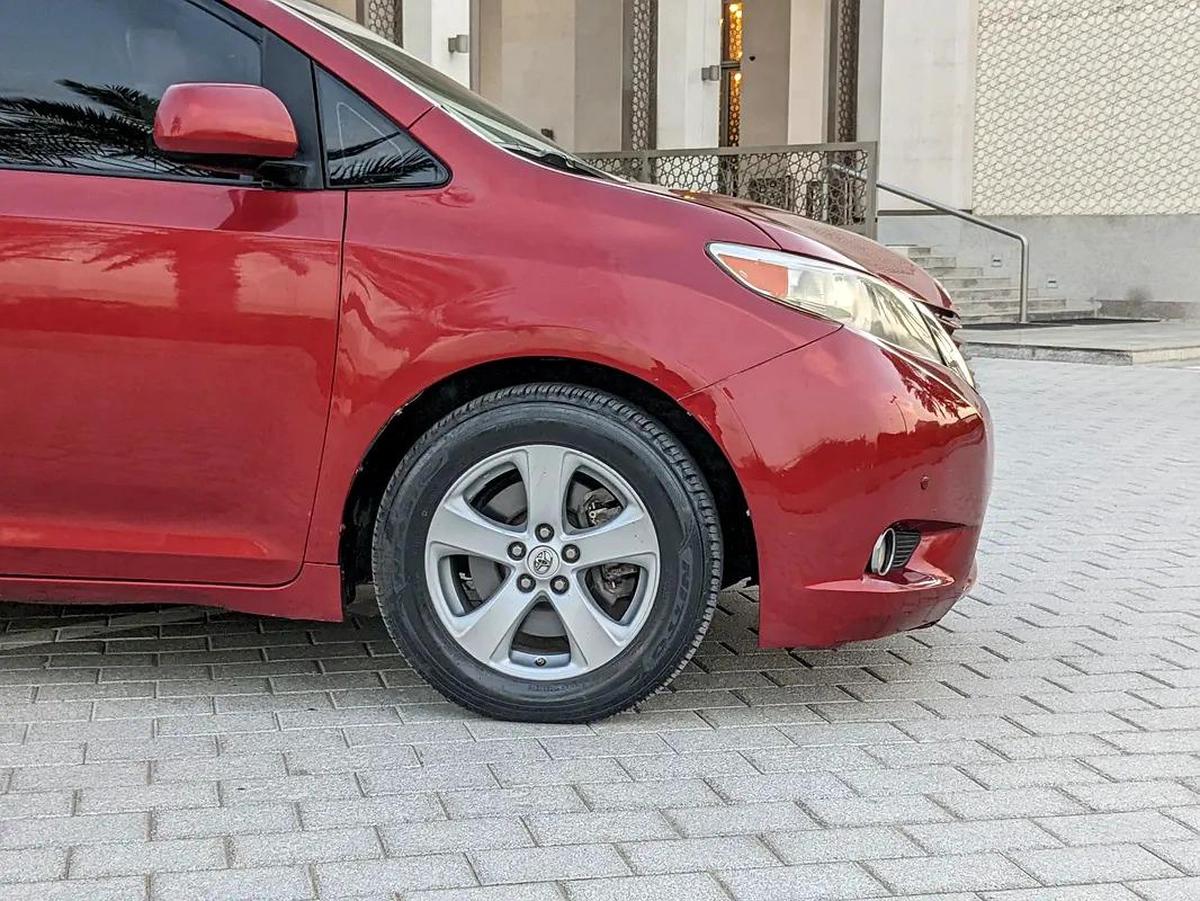 Toyota Sienna 2015 Mid Option With Navigation In Perfect Condition 7 Seater Flawless Family Van-6-6