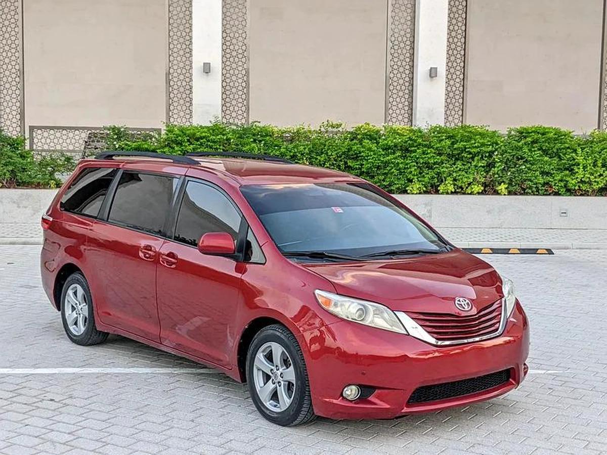Toyota Sienna 2015 Mid Option With Navigation In Perfect Condition 7 Seater Flawless Family Van-2-2