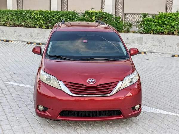 Toyota Sienna 2015 Mid Option With Navigation In Perfect Condition 7 Seater Flawless Family Van