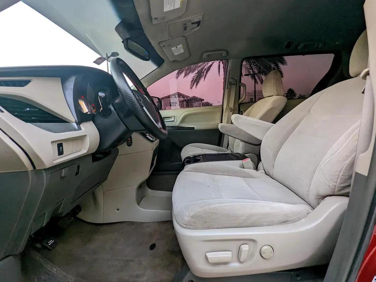 Toyota Sienna 2015 Mid Option With Navigation In Perfect Condition 7 Seater Flawless Family Van-4-4