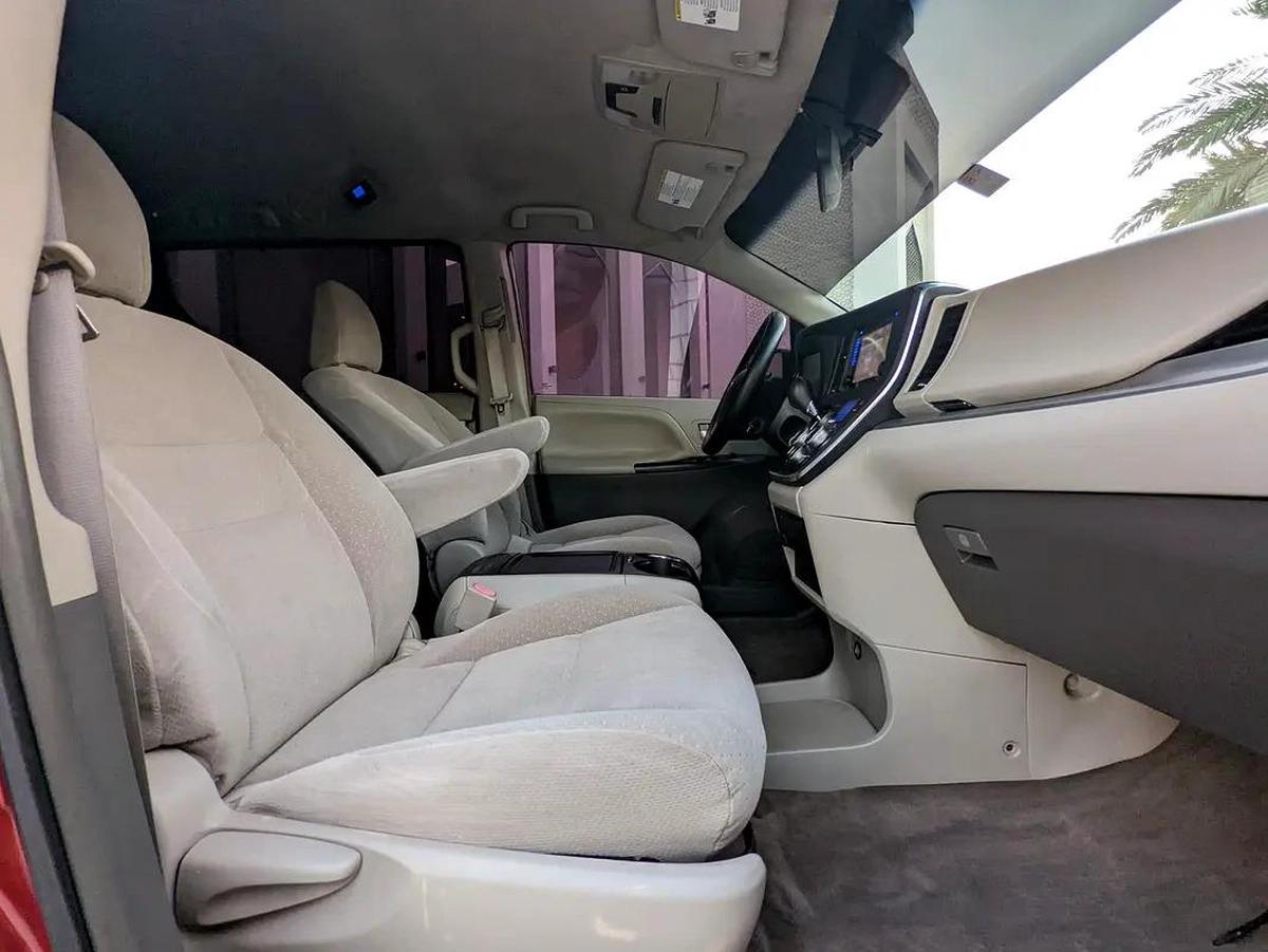 Toyota Sienna 2015 Mid Option With Navigation In Perfect Condition 7 Seater Flawless Family Van-3-3
