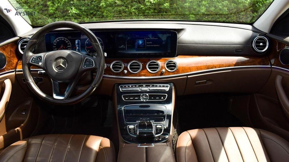 Mercedes-Benz E200-4-4