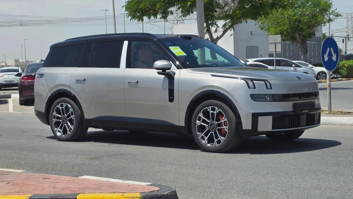 Lynk & Co 900 (Silver)-0-0
