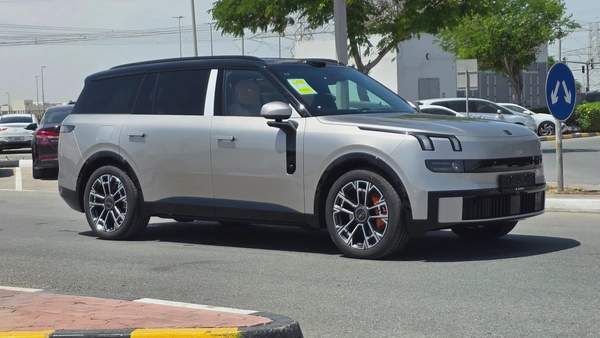 Lynk & Co 900 (Silver)