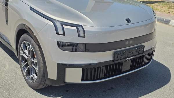 Lynk & Co 900 (Silver)