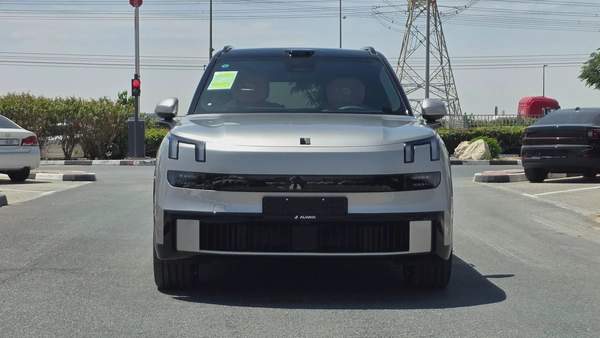 Lynk & Co 900 (Silver)