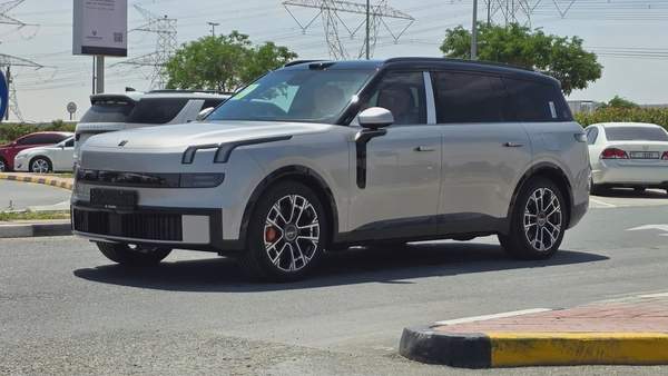 Lynk & Co 900 (Silver)