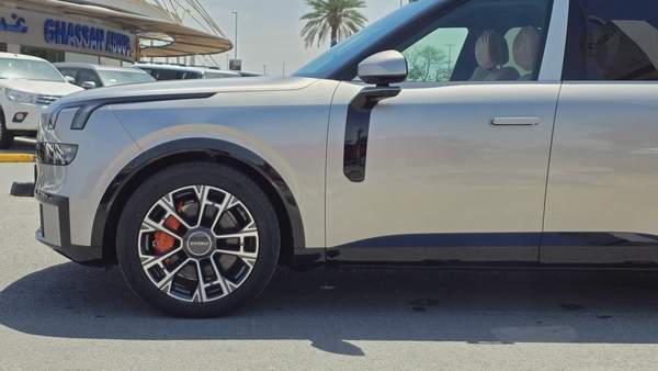 Lynk & Co 900 (Silver)