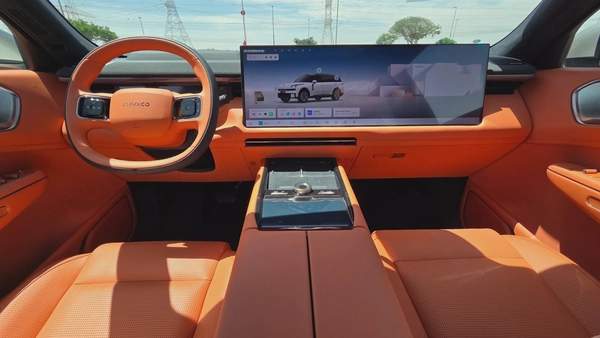 Lynk & Co 900 (Silver)