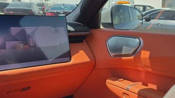 Lynk & Co 900 (Silver)