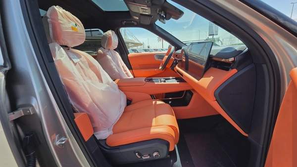 Lynk & Co 900 (Silver)