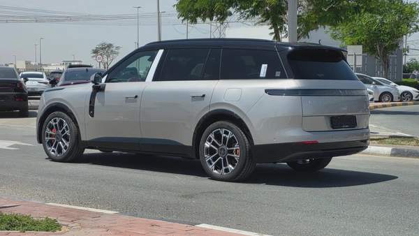 Lynk & Co 900 (Silver)