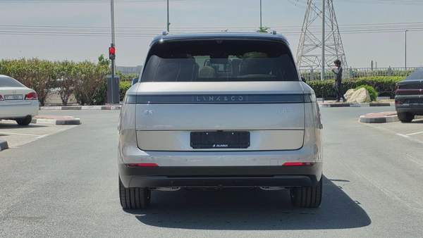 Lynk & Co 900 (Silver)