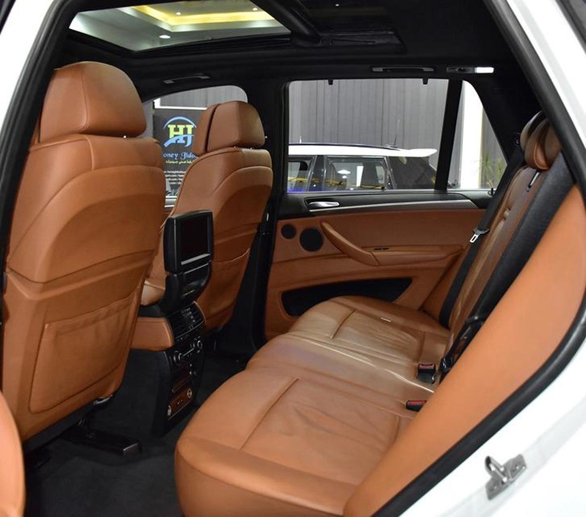 BMW X5 M ( 2010 Model ) in White Color GCC Specs-7-7