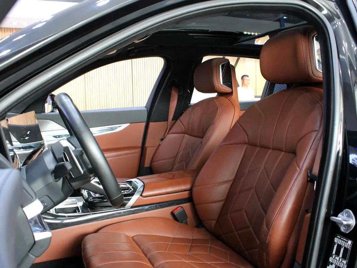 2023 BMW 735 i GCC with warranty-11-11