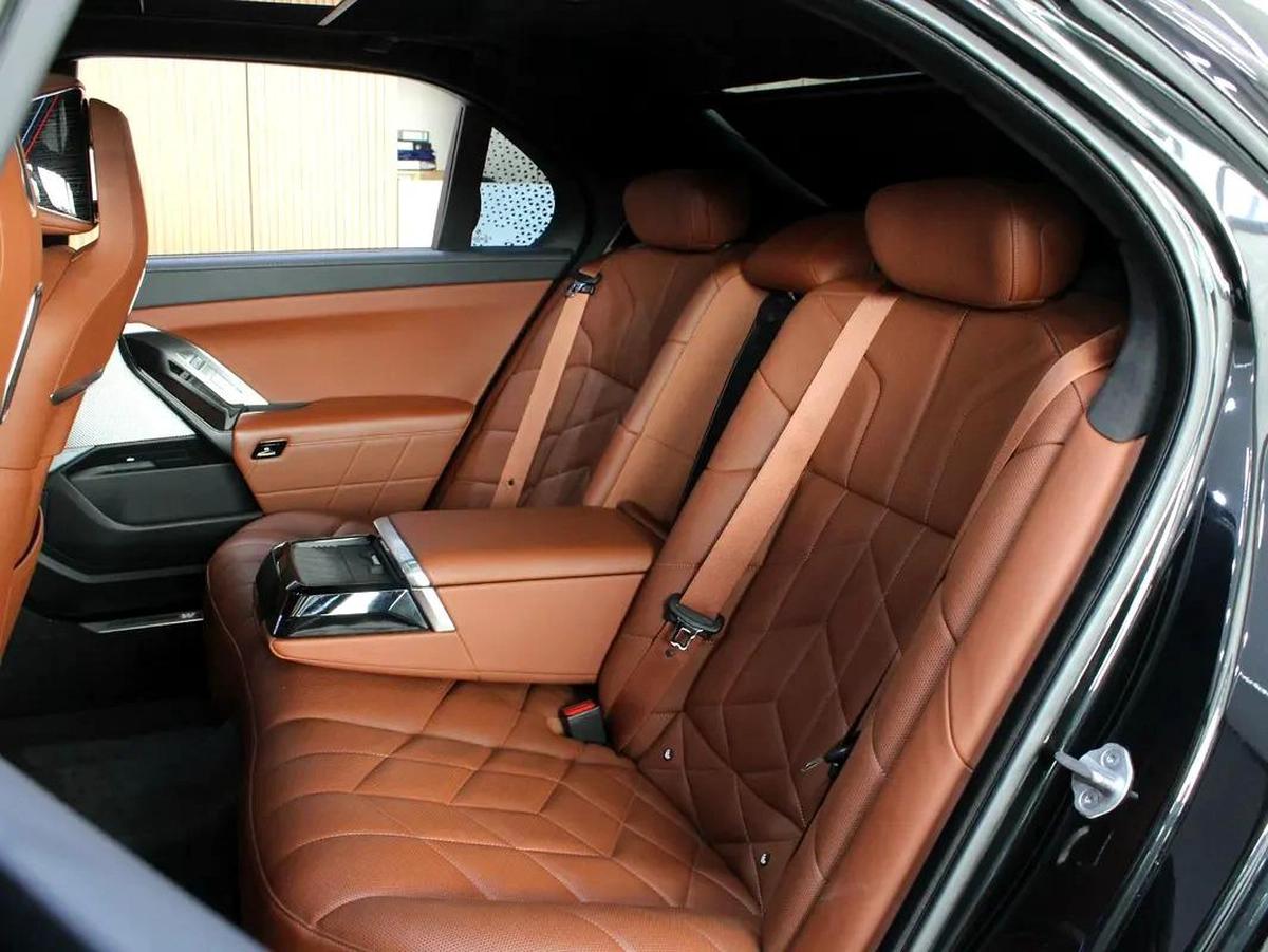 2023 BMW 735 i GCC with warranty-10-10