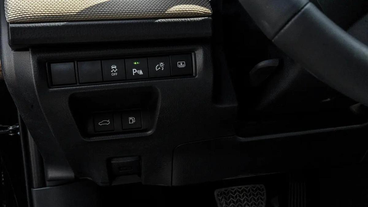2026 Toyota Camry E-plus 2.5L Hybrid (Black-Beige)-7-7