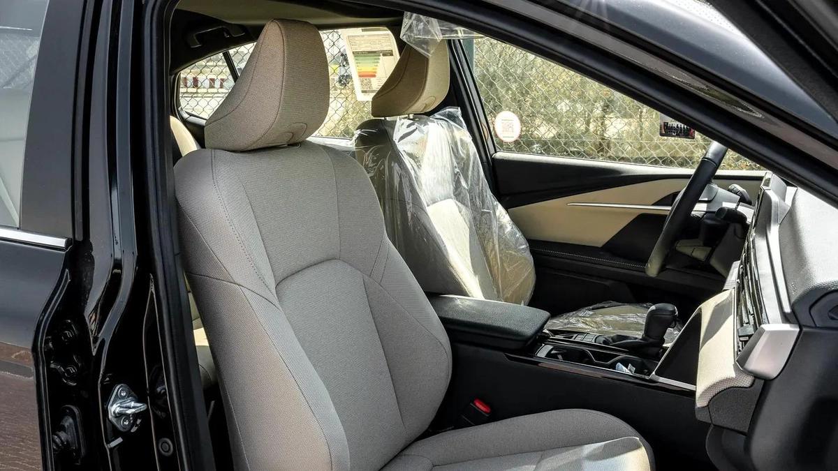 2026 Toyota Camry E-plus 2.5L Hybrid (Black-Beige)-13-13