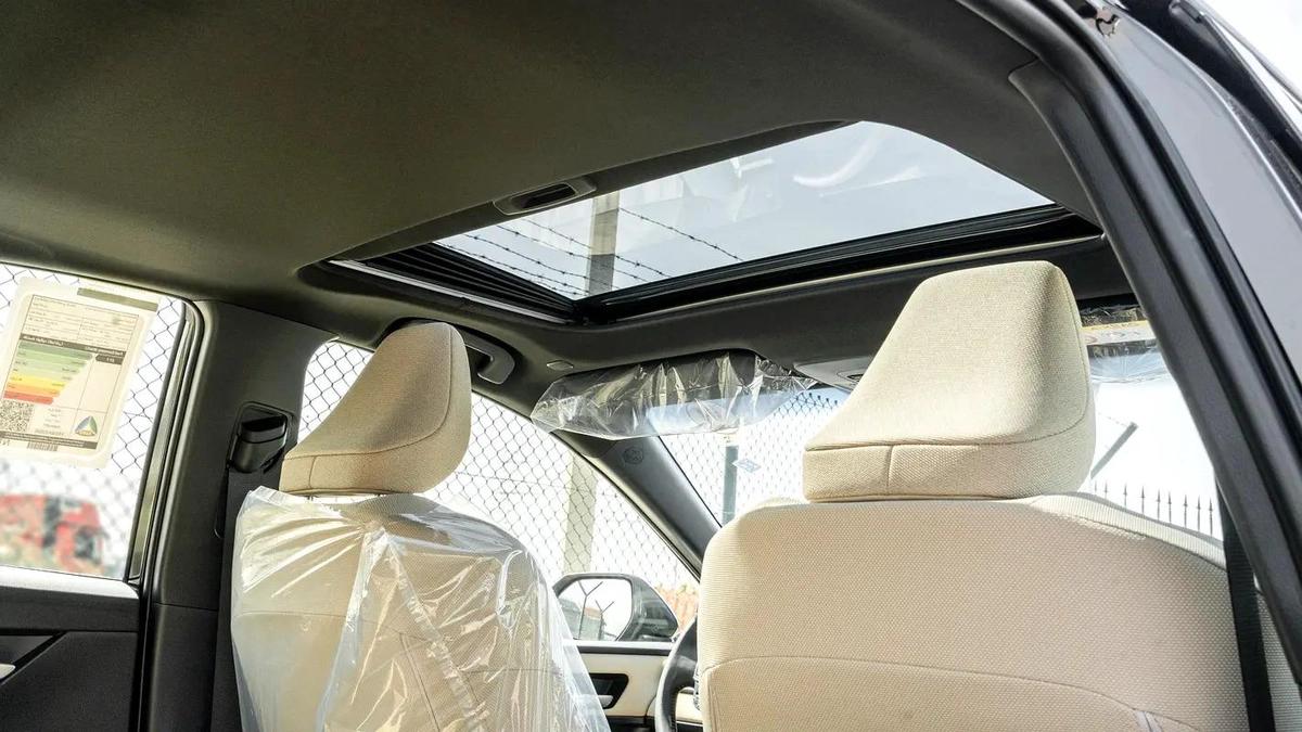 2026 Toyota Camry E-plus 2.5L Hybrid (Black-Beige)-12-12