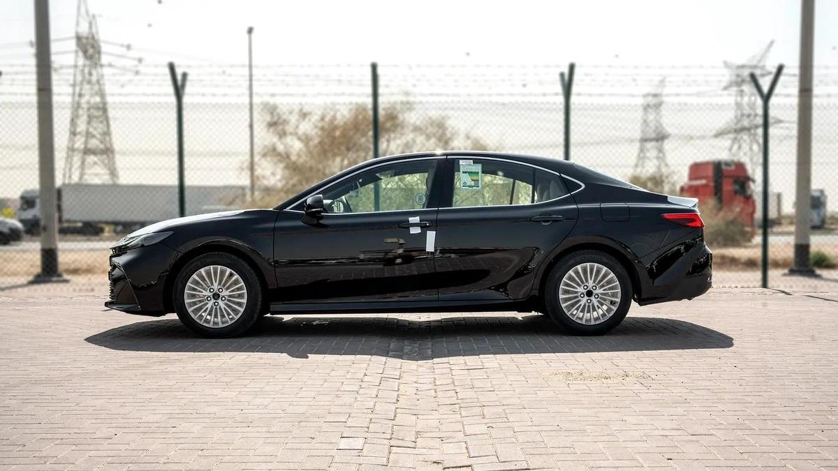 2026 Toyota Camry E-plus 2.5L Hybrid (Black-Beige)-16-16